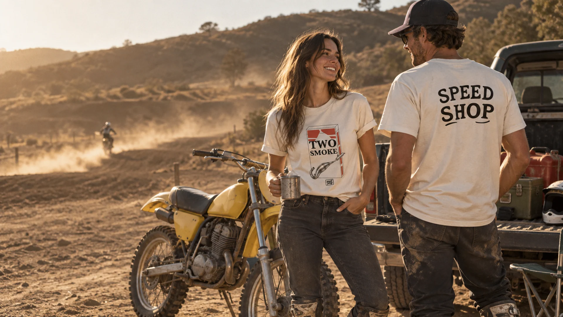 Campanha gerada: camisetas Two Smoke e Workshop Lettering no paddock de motocross.